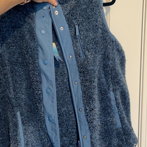 NEVERWORN. Woman’s soft blue button up vest. - Picture 10 of 11